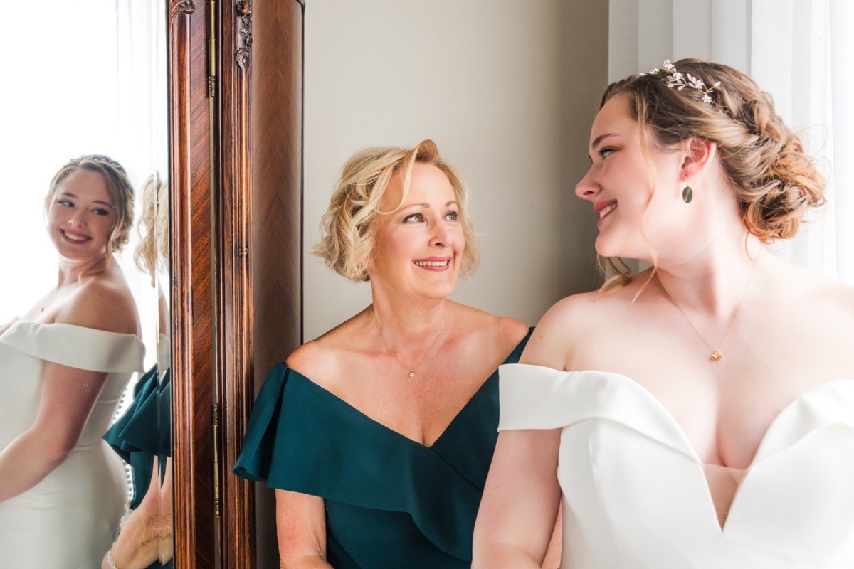 E and D share their first kiss as newlyweds at Highpointe Estate wedding.
