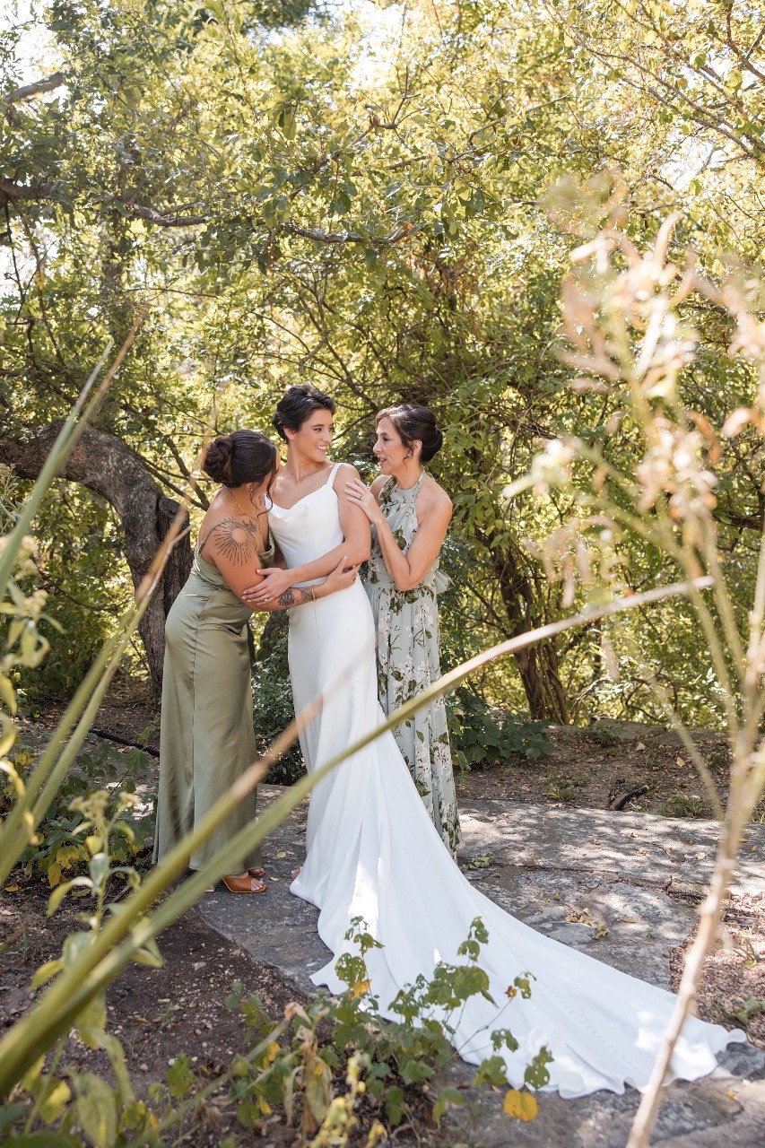 Groom's final preparations before first look at Retreat at Balcones Springs