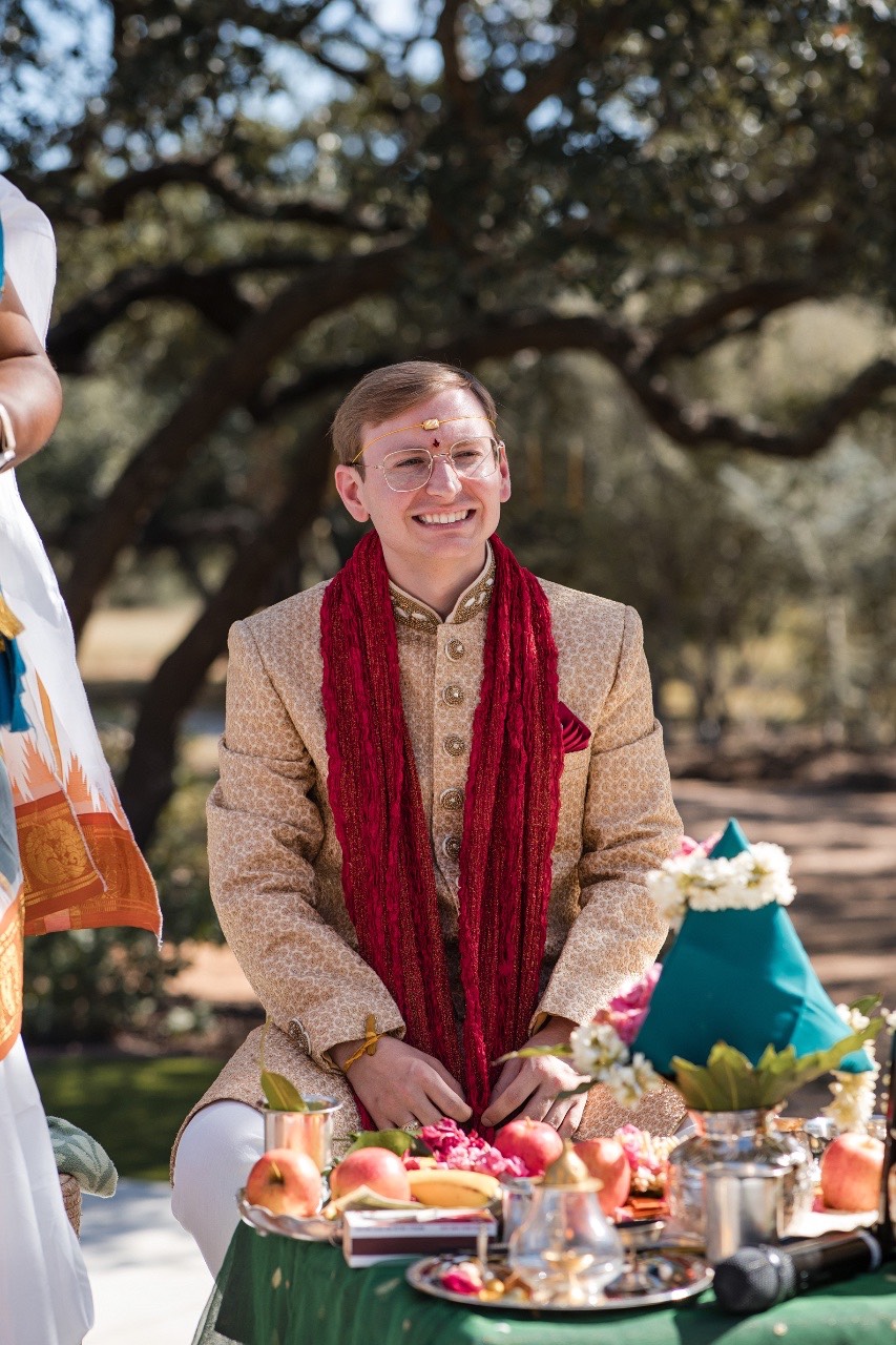 Newlyweds Sreya and Colton kissing at altar in Spicewood Texas