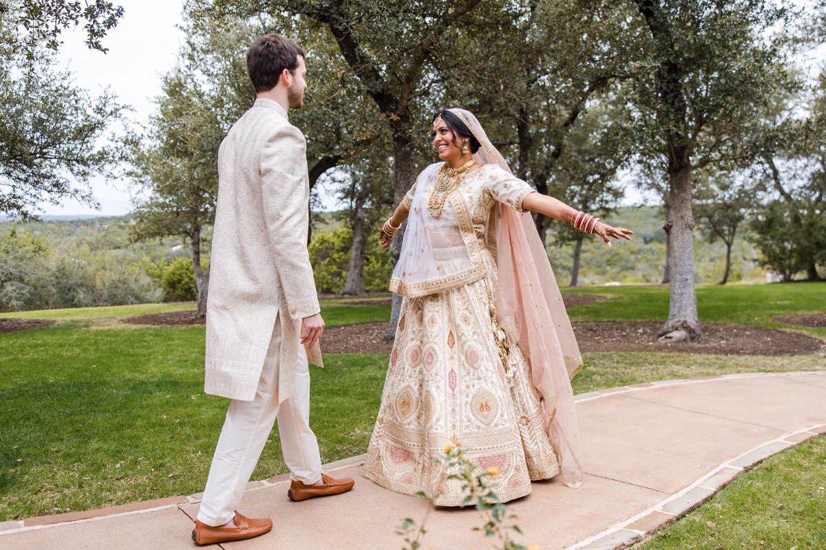 Couple exchanging vows during Canyonwood Ridge ceremony in Dripping Springs