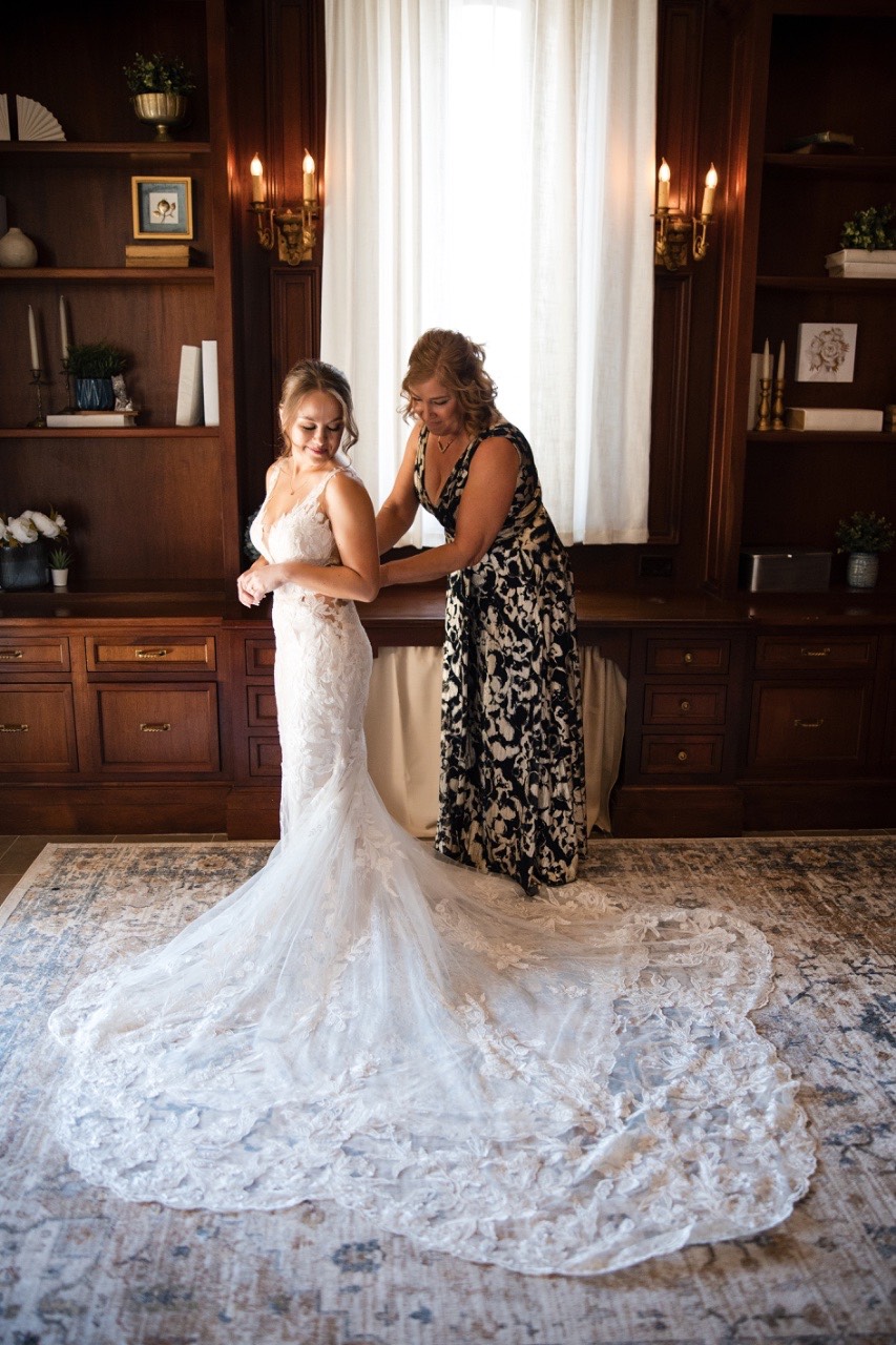 D and J's wedding preparations in Georgetown before Garey House ceremony