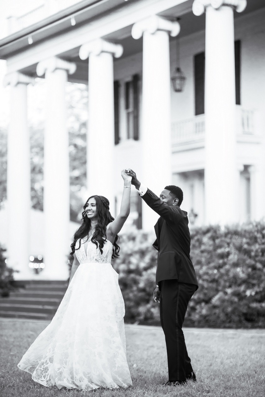 Bride's family photo with N at Woodbine Mansion Round Rock
