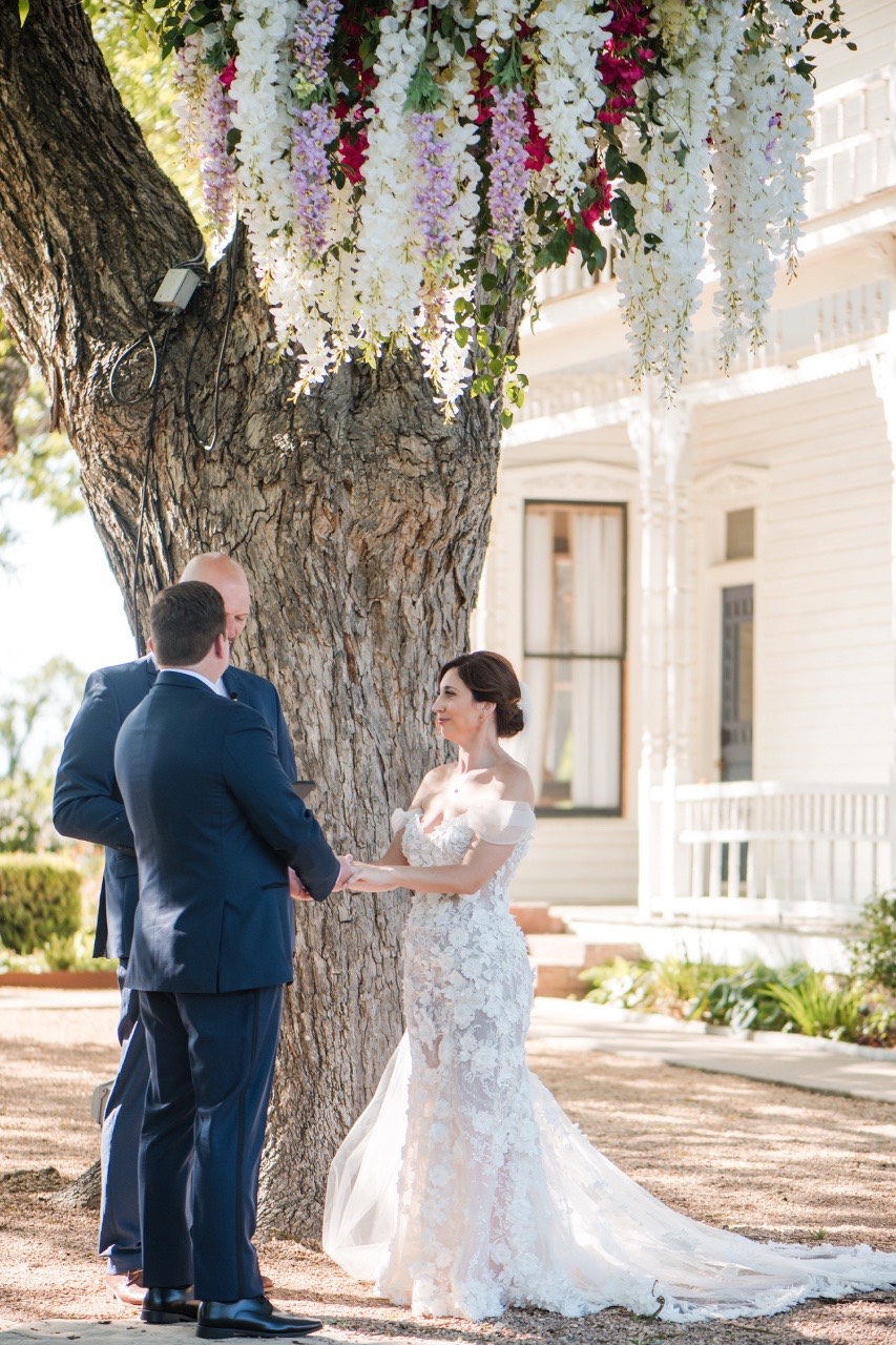 Groom S kissing bride L during portrait session at Barr Mansion