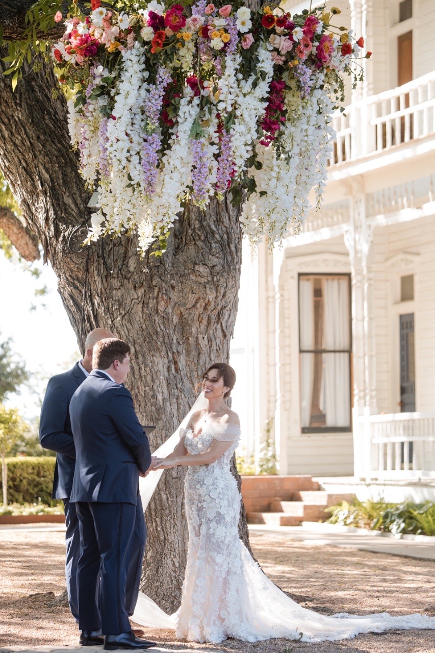 Bride L and groom S posing in front of Barr Mansion