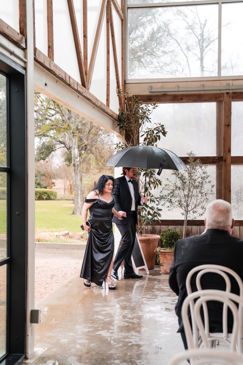 S and M's reception entrance at rainy Barr Mansion Austin.