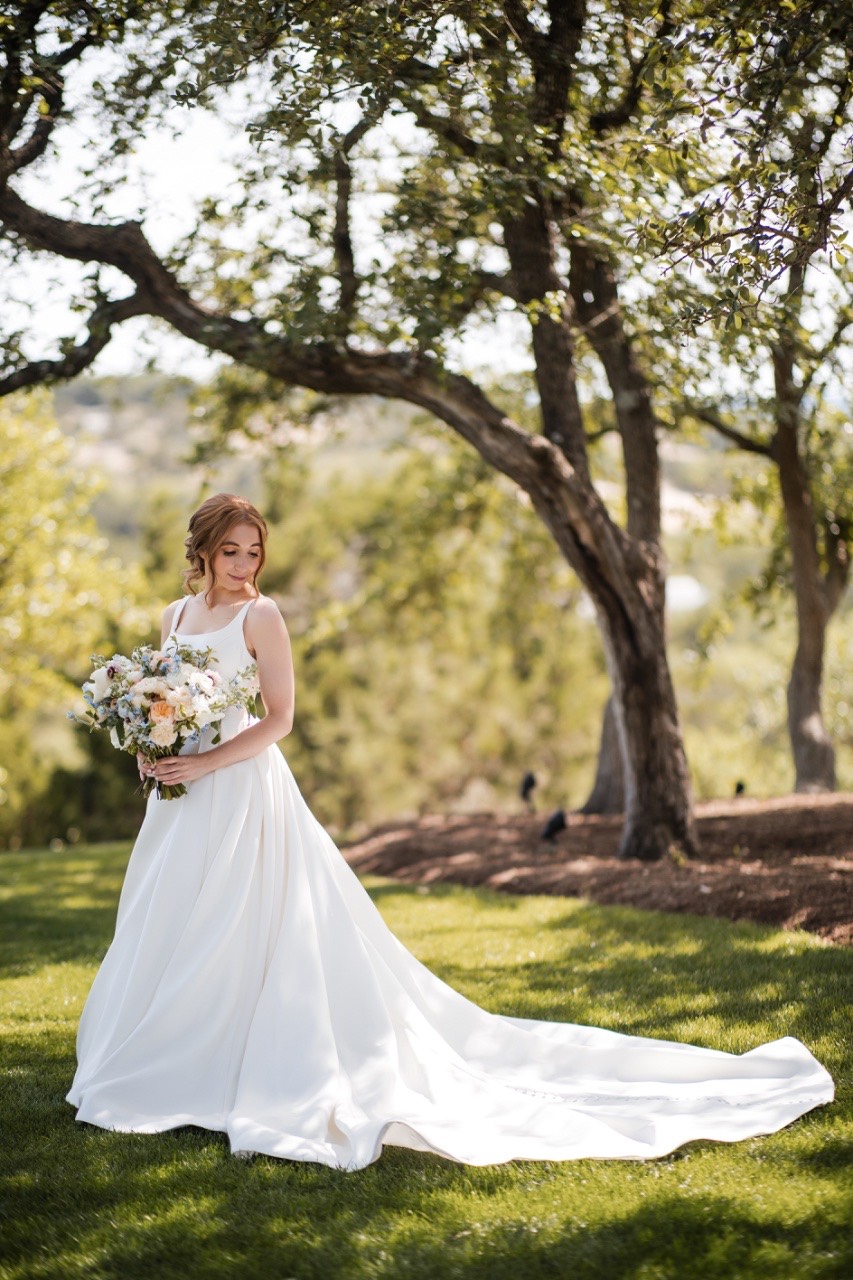 Bride's veil and jewelry captured by professional wedding photographer at Canyonwood Ridge